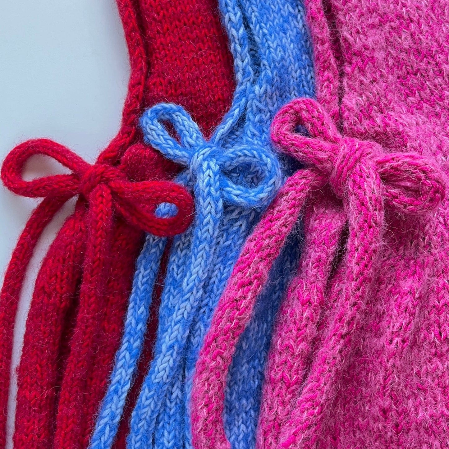 Festnetz DREAM VEST KNITTING PATTERN for Slipover Vest with Side Ties, English & German, red, blue, pink, ties